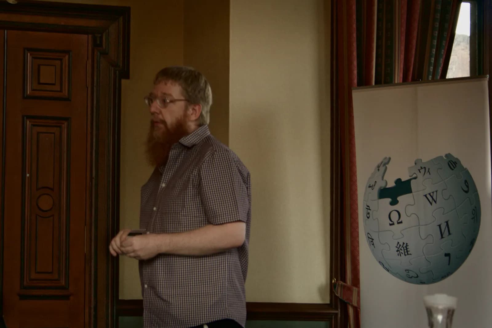 Fen laboratuvarında deney yapan öğrenciler