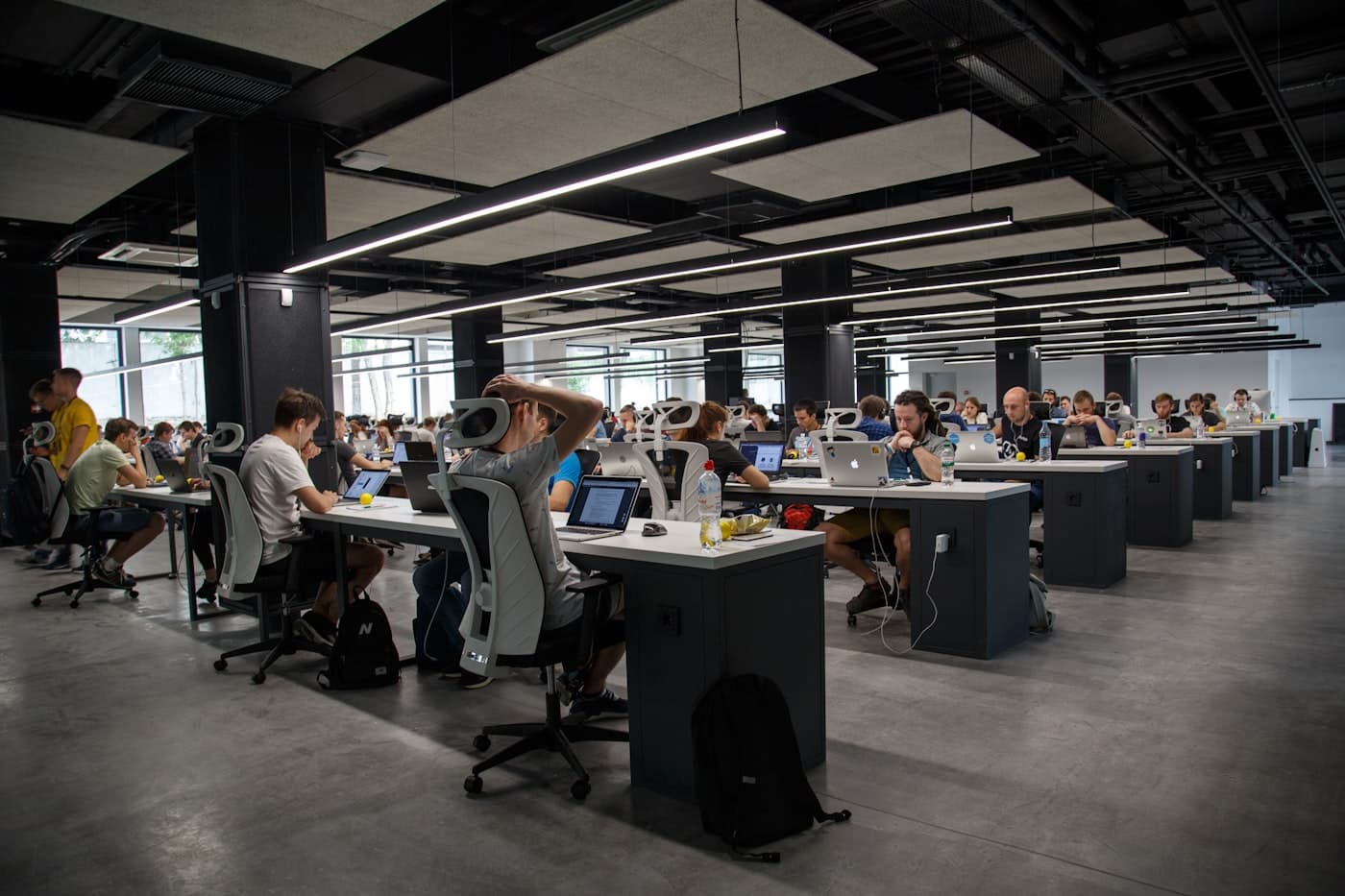 Fen laboratuvarında deney yapan öğrenciler